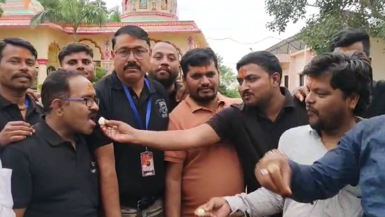 आता या सुरक्षा रक्षकांची टीम एकमेकांना पेठे भरवत अंतरवाली सराटिकडे रवाना झाली आहे.