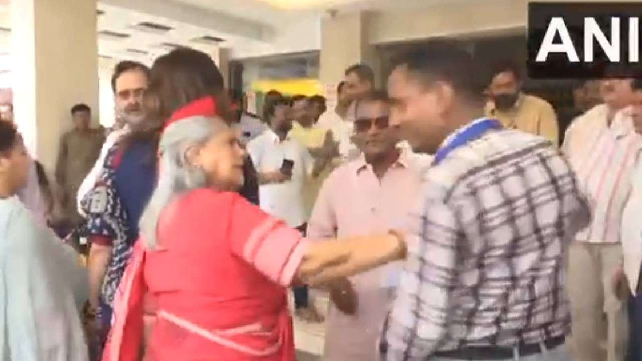 Jaya Bachchan : 24 तास कसं कोणी नाराज, चिडचिडे राहू शकतं, या प्रसिद्ध दिग्दर्शकाने सुनावलं