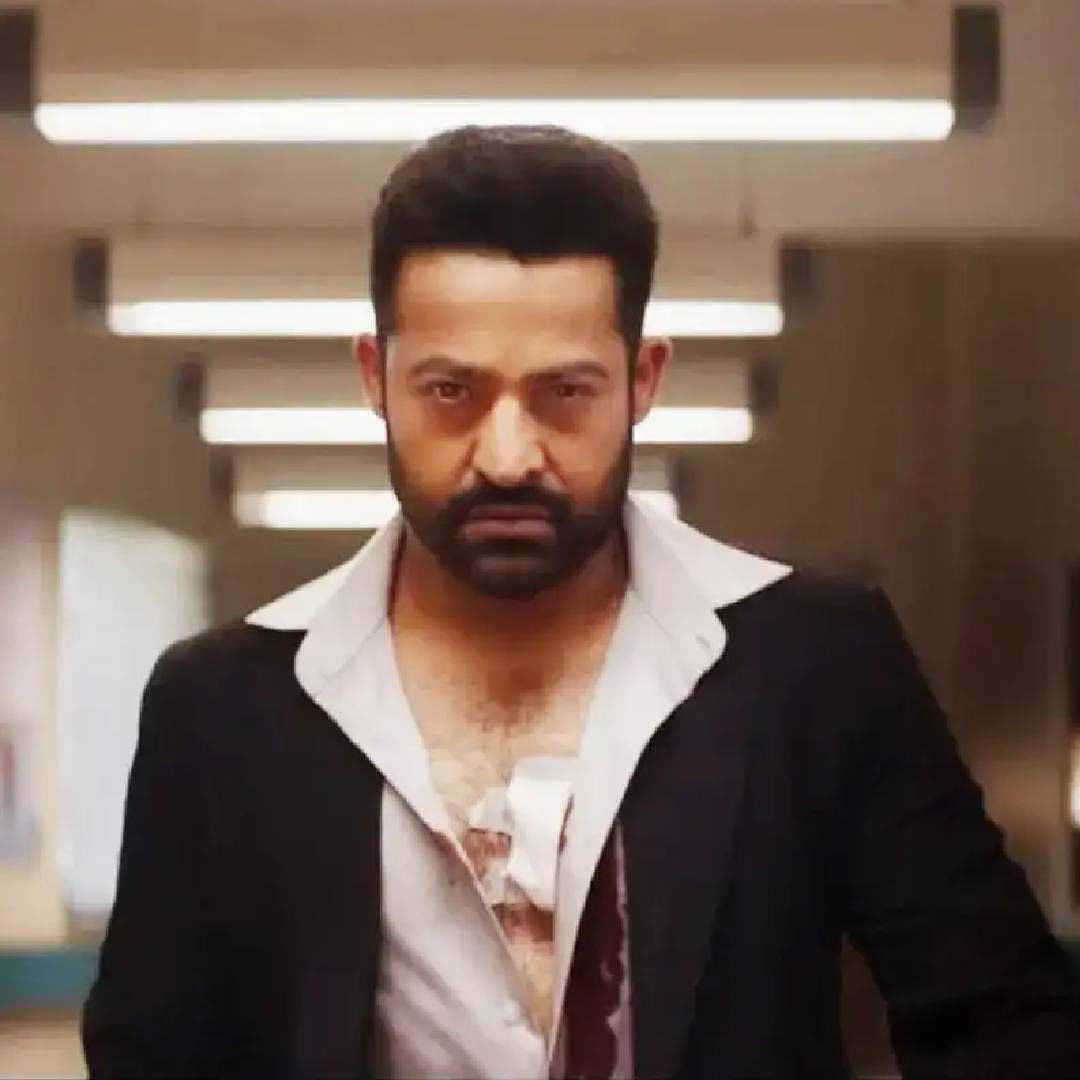 ‘वॉर 2’ या चित्रपटातून दाक्षिणात्य अभिनेता ज्युनियर एनटीआर बॉलिवूडमध्ये पदार्पण करत आहे. या चित्रपटासाठी त्याला सर्वाधिक फी मिळाल्याचं कळतंय. ज्युनियर एनटीआरने तब्बल 70 कोटी रुपये मानधन स्वीकारलं आहे.