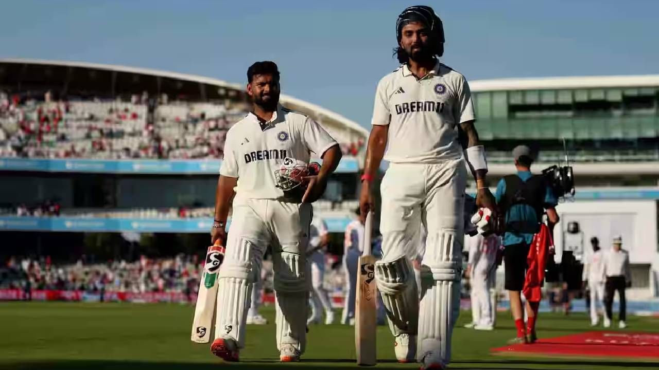 कसोटी क्रिकेटच्या इतिहासात विदेशात एका मालिकेत टीम इंडियासाठी फक्त तीन सलामीवीरांनी हजाराहून अधिक चेंडूंचा सामना केला आहे. ही कामगिरी करणारा पहिला फलंदाज सुनील गावस्कर, दुसरा मुरली विजय आणि तिसरा केएल राहुल आहे. (Photo- BCCI)