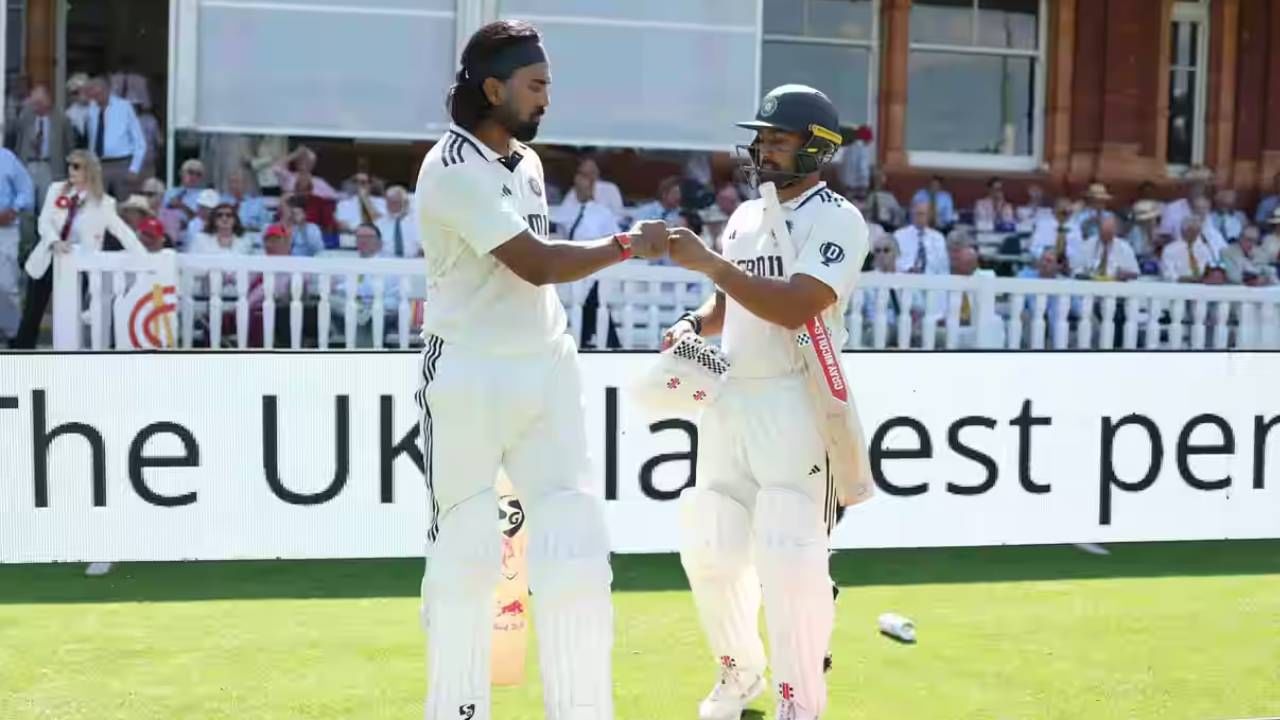 इंग्लंडविरुद्धच्या पाच सामन्यांच्या कसोटी मालिकेत 10डाव खेळणाऱ्या केएल राहुलने एकूण 1066 चेंडूंचा सामना केला आहे. गेल्या 11 वर्षांत टीम इंडियाचा कोणताही सलामीवीर विदेशी कसोटी मालिकेत 1000 चेंडूंचा सामना करू शकलेला नाही. (Photo- BCCI)