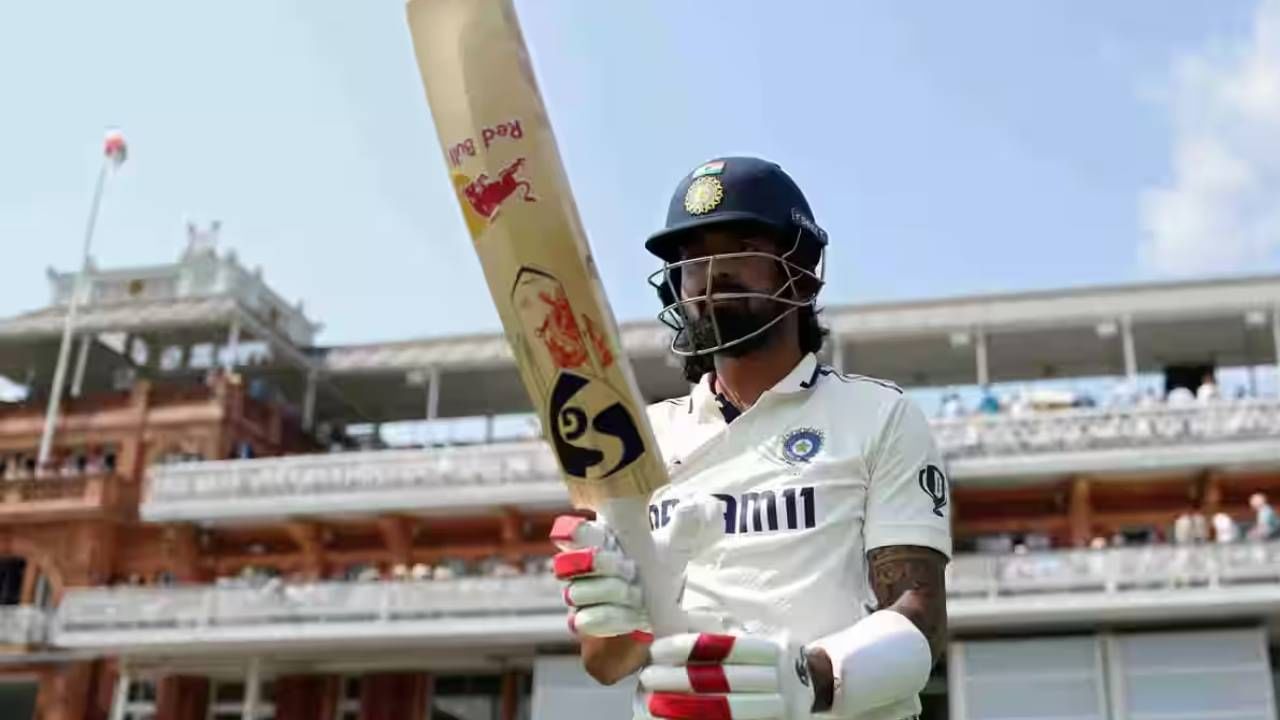 भारतीय सलामीवीराने 532 धावांसह दुसऱ्या क्रमांकाच्या सर्वाधिक धावा केल्या आहेत. या यादीत पहिल्या स्थानावर सुनील गावस्कर असून 1979 मध्ये इंग्लंडविरुद्ध 542 धावा करून हा विक्रम रचला होता. (Photo- BCCI)