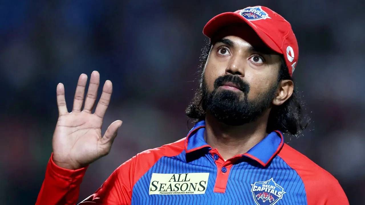 सोशल मीडियावरील एका अफवा अशी देखील उडाली आहे की, केकेआर केएल राहुलसाठी 25 कोटी खर्च करण्यास तयार आहे. पण इतकी रक्कम पर्समध्ये आणण्यासाठी काही खेळाडू रिलीज करावे लागतील. आता हा निव्वळ अफवा आहेत की प्रत्यक्षात काही घडतं हे येत्या काही दिवसात स्पष्ट होईल. (सर्व फोटो- टीव्ही 9 कन्नडवरून)