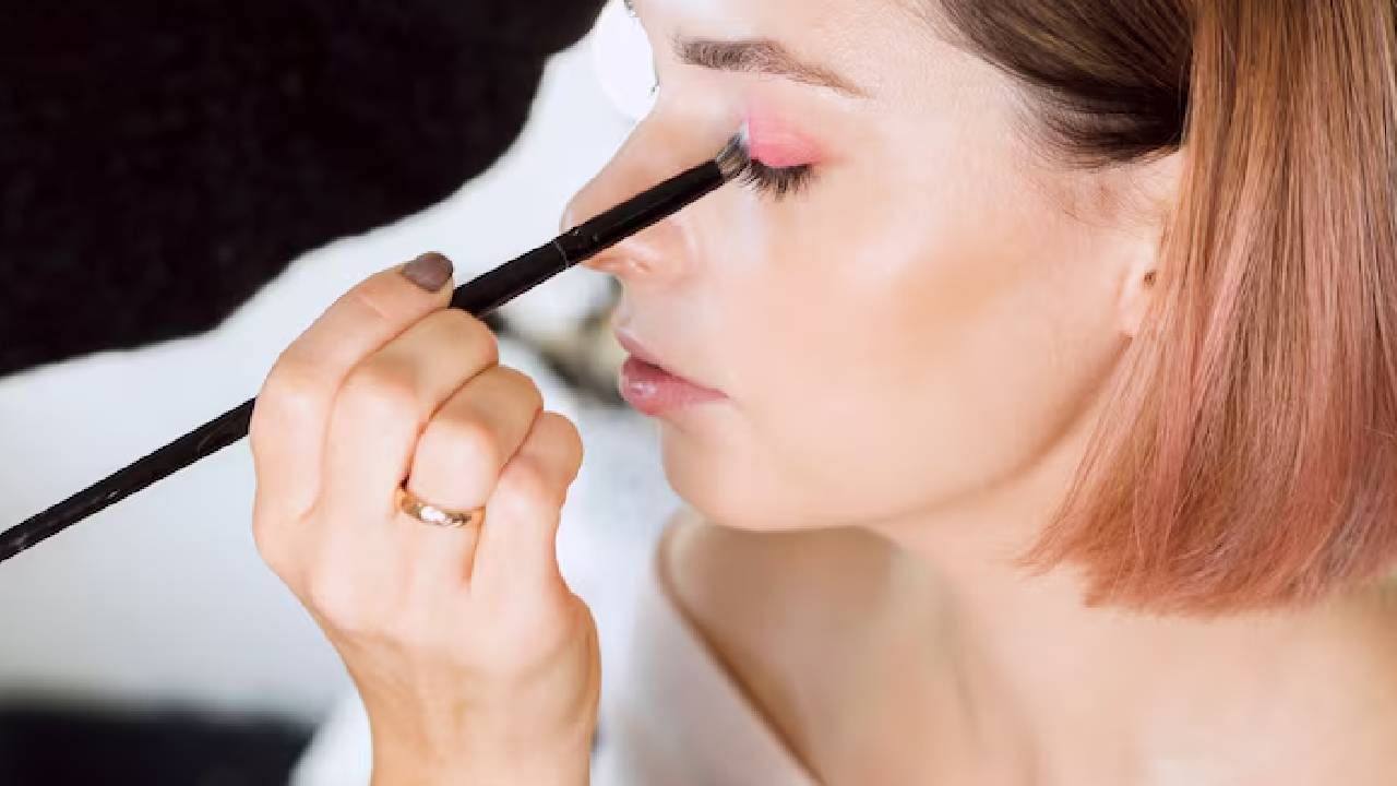 आता डोळ्यांखाली पसरणार नाही काजल; ही गोष्ट लावाल, तर रात्रभर टिकेल परफेक्ट लुक आता डोळ्यांखाली पसरणार नाही काजल; ही गोष्ट लावाल, तर रात्रभर टिकेल परफेक्ट लुक