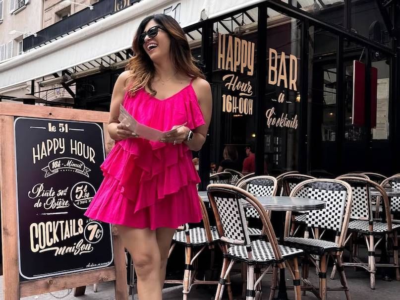 खऱ्या आयुष्यात किश्वर आणि सुईयश यांच्या वयात 8 वर्षांचा फरक आहे. अभिनेत्री किश्वर आपल्या पती आणि गायक-अभिनेता सुयश रायपेक्षा 8 वर्षांनी मोठी आहे. ‘प्यार की एक कहानी’ मालिकेतील त्यांच्या अभिनयाला प्रेक्षकांनी खूप पसंती दिली. पण कोणालाही वाटलं नव्हतं की ही जोडी प्रेमात पडेल. मालिकेत सुयशची काकी किंवा ‘चाची’च्या भूमिकेत दिसलेल्या किश्वरने आपल्यापेक्षा 8 वर्षांनी लहान असलेल्या अभिनेत्याशी लग्नाचा निर्णय घेऊन सर्वांना आश्चर्यचकित केलं.