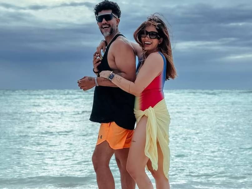 वयाबरोबरच दोघे वेगवेगळ्या धर्मांचेही होते, पण प्रेमासाठी त्यांनी धर्माची भिंत ओलांडली. त्यांनी ना समाजाची पर्वा केली, ना सामाजिक बंधनांची, आणि सर्वांच्या विरोधात जाऊन लग्न केलं. 