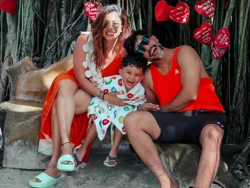 मुस्लिम किश्वर मर्चेंट आणि हिंदू पंजाबी सुयश यांनी धर्माची पर्वा न करता 2016 मध्ये लग्न केलं. धर्म त्यांच्या नात्यात कधीच अडथळा ठरला नाही, हे किश्वरने अनेकदा स्पष्ट केलं आहे.