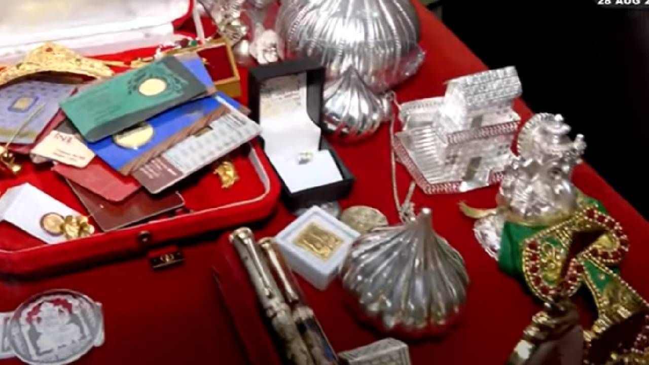 गणेशोत्सवात भाविकांची सर्वाधिक गर्दी लालबागच्या राजाच्या दर्शनाला होत असते. यावेळी भाविक लालबागाच्या राजाला मोठ्या प्रमाणात दान अर्पण करत आहेत. गणेशोत्सवाची सुरवात झाल्यावर दुसऱ्या दिवासापासून या दान केलेल्या वस्तू आणि निधींची मोजदाद सुरू करण्यात येते.