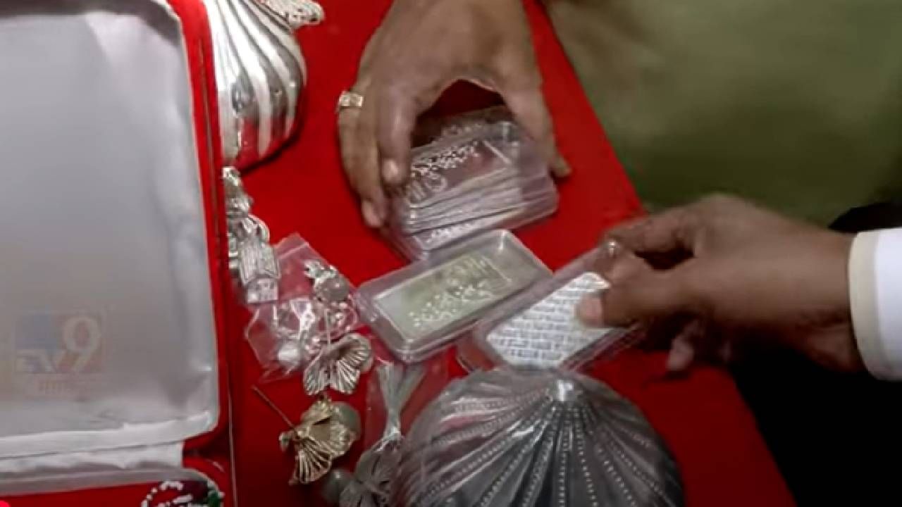 लालबागाचा राजा सार्वजनिक गणेशोत्सव मंडळांचे खजिनदार मंगेश दळवी आणि त्यांचे कार्यकारिणी सदस्यांच्या उपस्थितीत सध्या ही मोजदाद सुरू केली आहे एका परदेशी भक्तांनी डॉलरचा हार दानपेटीत टाकला आहे. 