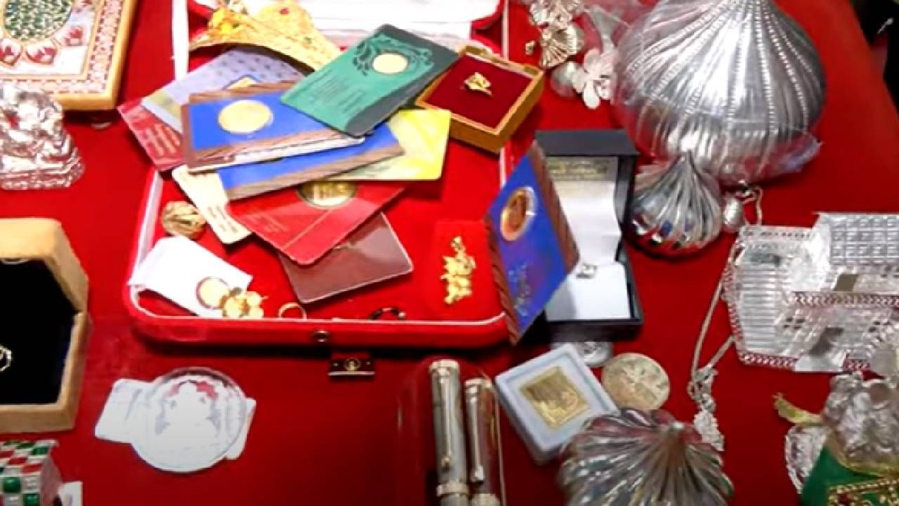 एक किलो चांदीची वीट, मोदक, गणपती , मुकुट, हार, पाळणा, समई, फुल घर चांदीचे देण्यात आलंय. सोन्याच्या वस्तू सोन्याची पाऊल, हार, मुकुट, अंगठी, सोन्याचे नाणे, सोन्याची गणपतीची मूर्ती आणि दोन लाखाचा सोन्याचा मोदक भक्तांनी दिलाय.