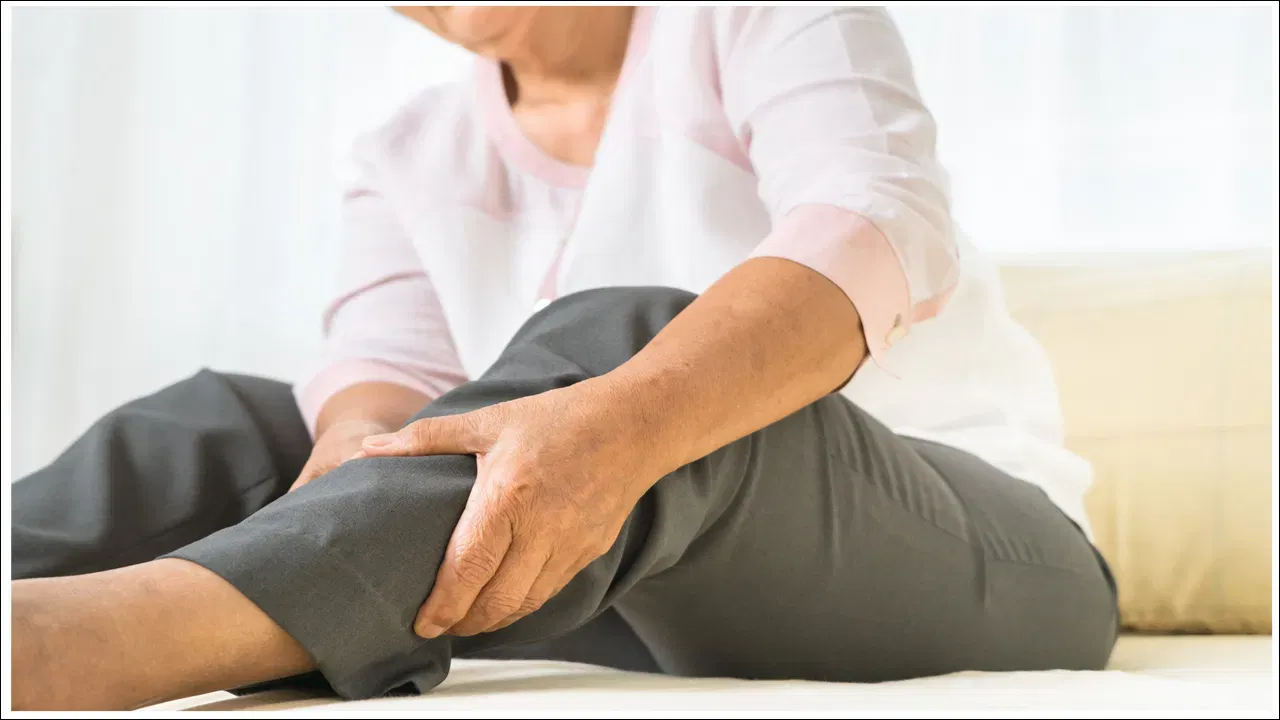 जेव्हा शरीराला योग्य प्रमाणात जीवनसत्त्वे मिळत नाहीत, तेव्हा स्नायू आणि नसांवर वाईट परिणाम होतो. यामुळे दुखणे, मुंग्या येणे, अशक्तपणा किंवा बधिरपणा यासारख्या समस्या उद्भवू शकतात. हे सहसा जीवनसत्त्व डी, जीवनसत्त्व बी 12 आणि आयर्नच्या कमतरतेमुळे होते.