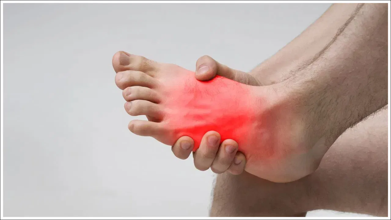 आपल्या शरीरात आयर्नची कमतरता असल्यास पाय दुखणे, स्नायूंमध्ये पेटके येणे, अस्वस्थता यासारख्या समस्या होऊ शकतात. याची कमतरता भरून काढण्यासाठी आयर्नयुक्त पदार्थ आहारात समाविष्ट करणे खूप आवश्यक आहे. यासाठी तुम्ही पालक, सफरचंद, डाळिंब, बीट यांचे सेवन सुरू करा. तसेच चणा आणि गूळ, भोपळ्याच्या बिया आणि फ्लॅक्स सीड्सही आयर्नची कमतरता भरून काढण्यास मदत करतात.