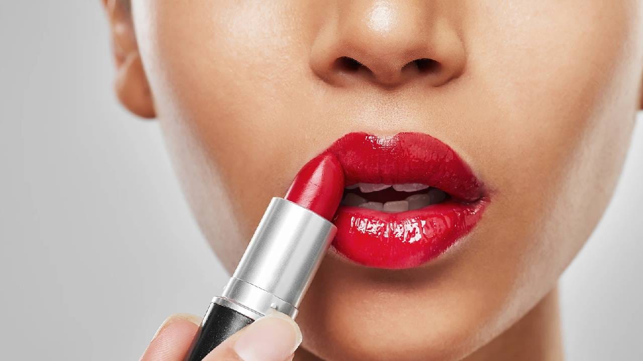 लिपस्टिक खरेदी करताना ‘या’ 5 गोष्टी ठेवा लक्षात, तुम्हाला मिळेल परफेक्ट लूक