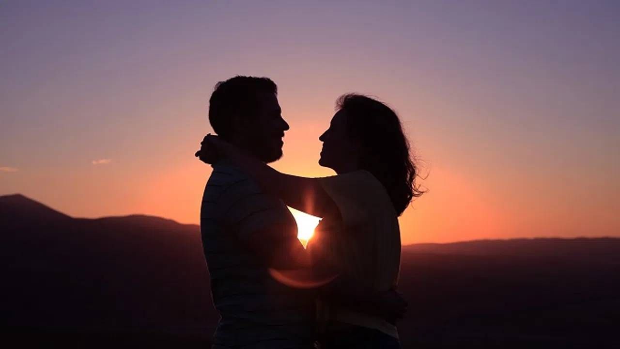 भारतात लिव्ह-इन रिलेशनशिपचे प्रमाण वाढत आहे. समाजाने याला पूर्णपणे स्वीकारले नसले तरी कायद्याने याला गुन्हा मानलेले नाही. भारतात लिव्ह-इन रिलेशनशिपला कायदेशीर मान्यता आहे, परंतु यासाठी काही अटी पूर्ण कराव्या लागतात. ही व्यवस्था दोन प्रौढ व्यक्तींमध्ये परस्पर संमतीने लग्नाशिवाय एकत्र राहण्याची आहे. भारतीय कायद्याने, विशेषतः सर्वोच्च न्यायालयाच्या अनेक निर्णयांनी, याला सामाजिक आणि कायदेशीर वैधता दिली आहे. मात्र, अनेकदा लिव्ह-इन रिलेशनशिपमधील जोडप्यांमध्ये मतभेद किंवा वाद होतात, जे काही वेळा महिलांवरील अत्याचार किंवा हिंसाचाराच्या स्वरूपात समोर येतात. अशा परिस्थितीत, लिव्ह-इन रिलेशनशिपमधील महिलांचे अधिकार काय आहेत आणि त्यांना जोडीदाराच्या संपत्तीत अधिकार आहे का, हे जाणून घेऊया.