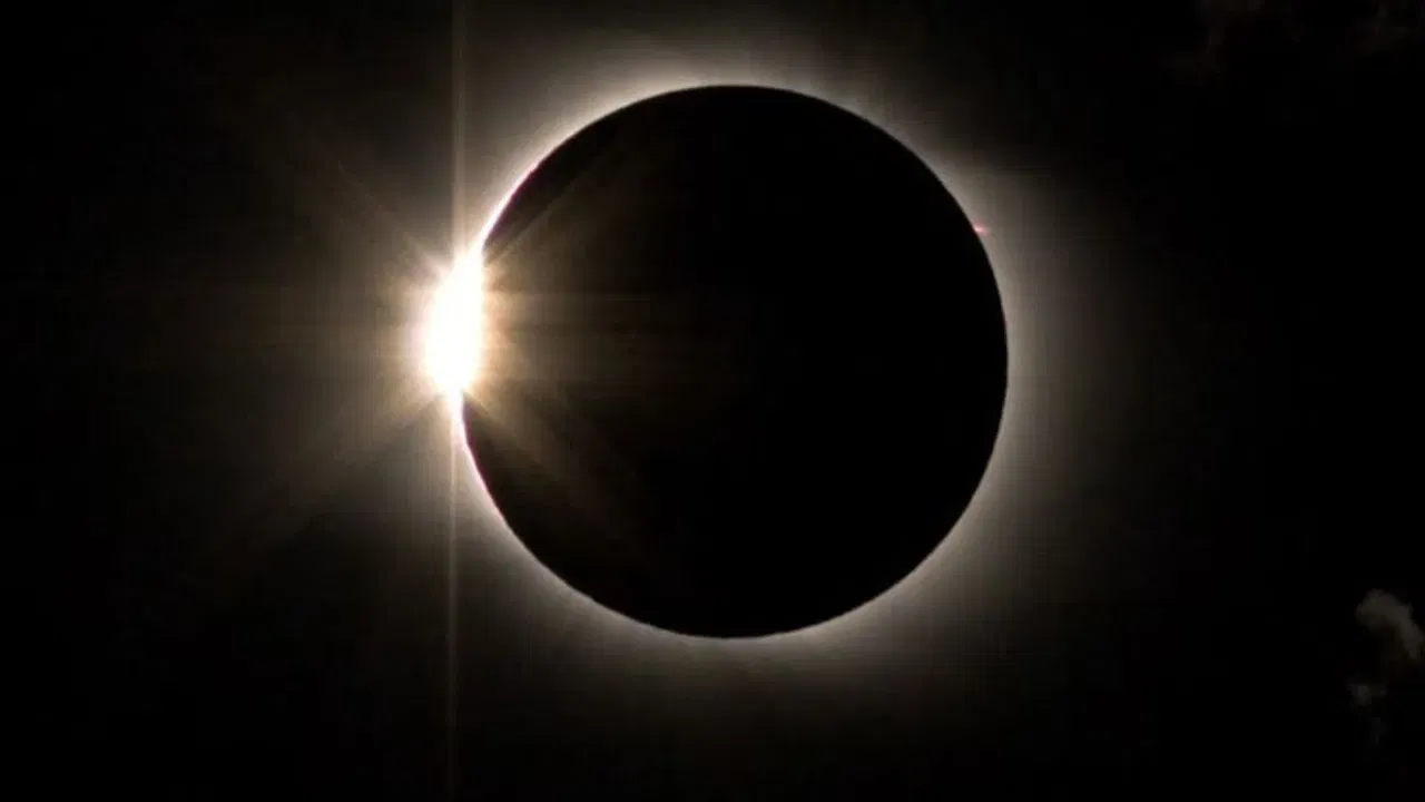 वर्षातील दुसऱ्या चंद्रग्रहणाचा परिणाम तसा सर्व राशींवरच होणार आहे. परंतु ज्या राशींना सर्वात जास्त काळजी घ्यावी लागणार आहे अशा 3 राशी आहेत.त्या कोणत्या जाणून घेऊयात. 