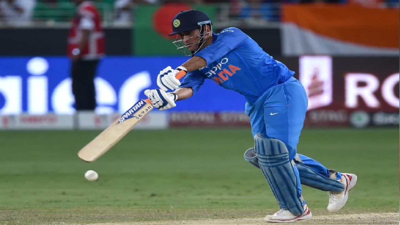 भारताला 1995 नंतर आशिया कप जिंकण्यासाठी अनेक वर्ष प्रतिक्षा करावी लागली. महेंद्रसिंह धोनी याने ही प्रतिक्षा संपवली. धोनीने त्याच्या नेतृत्वात भारताला 2010 आणि 2016 साली (टी 20) आशिया कप ट्रॉफी जिंकून दिली होती. (Photo Credit : Icc X Account)