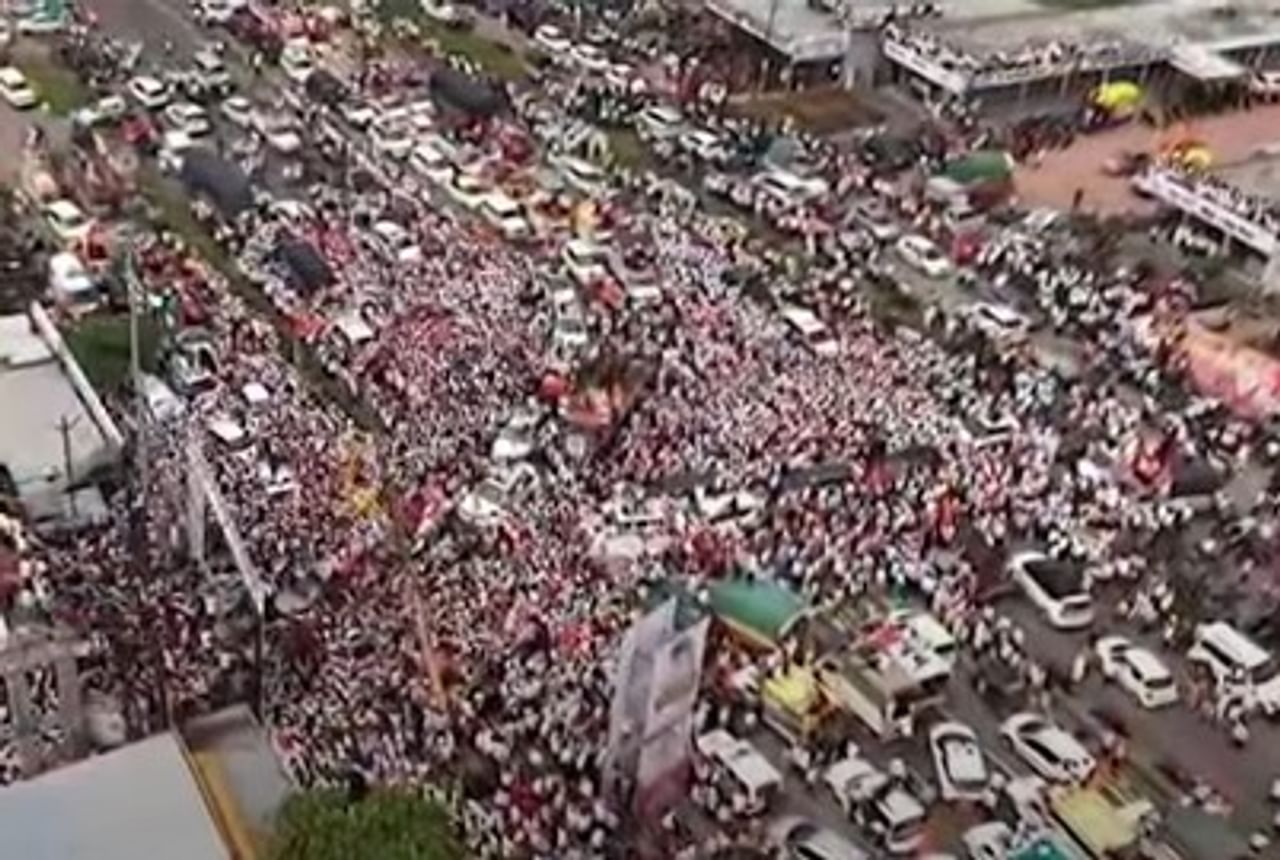 मराठा आरक्षणासाठी लढा देणारे मनोज जरांगे आता मुंबईकडे निघाले आहेत. त्यांच्यासोबत शेकडो मराठा आंदोलक आहेत.  या आंदोलकांच्या डोक्यावर भगव्या टोप्या, हातात भगवे झेंडे आहेत.