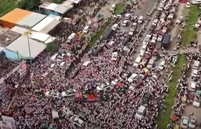 रस्त्याने चालत असताना हे मराठा आंदोलक आरक्षण मिळावे, अशा घोषणा देताना दिसत आहेत. दुसरीकडे सरकारनेही जरांगे यांना मुंबईत येण्यास परवानगी दिल्यामुळे आता त्यांचे आझाद मैदानात आंदोलन होणार असल्याचे निश्चित झाले आहे. 