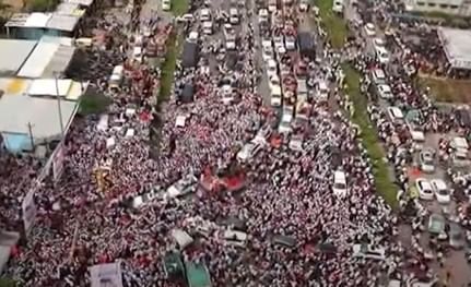 जरांगे मुंबईला निघाले असून त्यांच्याोसबत असलेल्या जतनेचे काही फोटो समोर आले आहेत. त्यांच्या या ताफ्यात अनेक गाड्या दिसत असून असंख्य लोक दिसत आहेत. हे सर्वजण जरांगे यांच्या कारसोबत मुंबईच्या दिशेने मार्गक्रमण करत आहेत. 