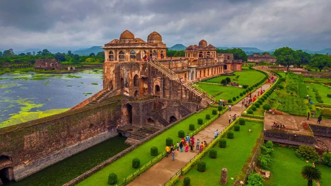 लो बजेट ट्रिपचा आनंद घ्या! पावसाळ्यात फिरण्यासाठी 'ही' 5 ठिकाणे आहेत तुमच्यासाठी खास लो बजेट ट्रिपचा आनंद घ्या! पावसाळ्यात फिरण्यासाठी 'ही' 5 ठिकाणे आहेत तुमच्यासाठी खास