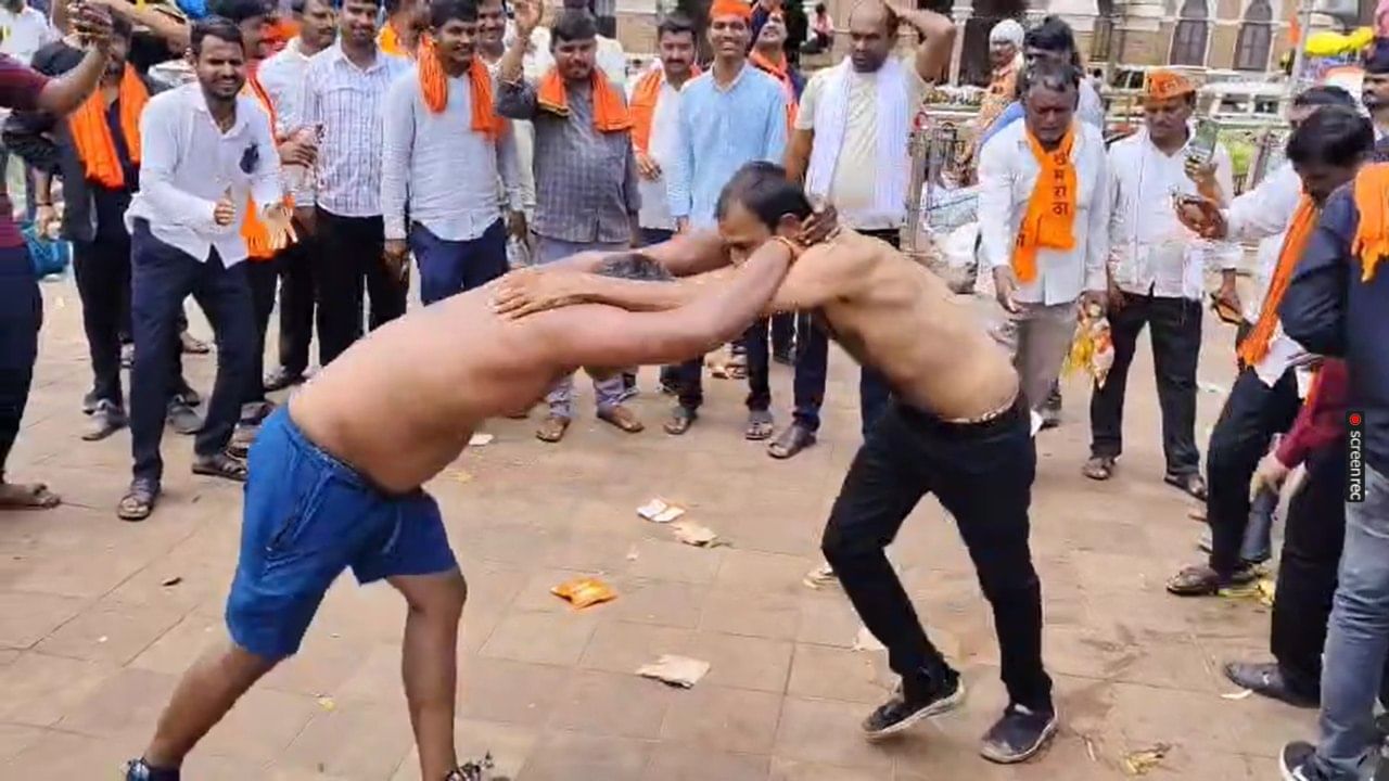 या आंदोलकांमुळे मुंबईतील वाहतूक विस्कळीत झाली. वाहतूक कोंडीमुळे मुंबईकरांना मोठ्या अडचणींना सामोरं जावं लागत आहे. अनेक आंदोलकांनी रस्त्यावर गाड्या पार्किंग केल्याने वाहतूक कोंडी झाली आहे. 