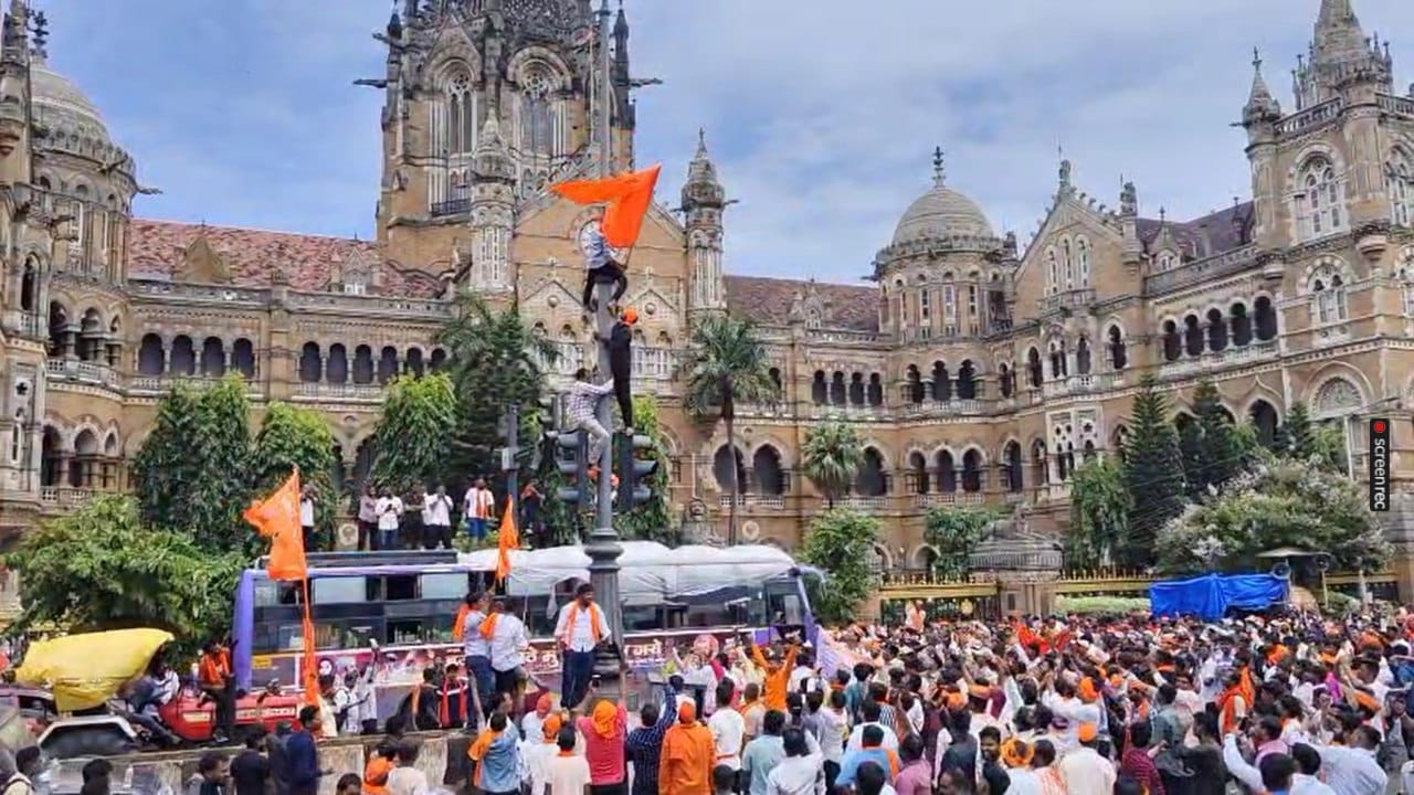 मनोज जरांगे पाटील हे मराठा आरक्षणाच्या मागणीसाठी मुंबईतील आझाद मैदानात आंदोलन करत आहेत. यासाठी मनोज जरांगे पाटील यांनी उपोषण सुरू केले आहे. आज त्यांच्या उपोषणाचा आणि आंदोलनाचा तिसरा दिवस आहे.