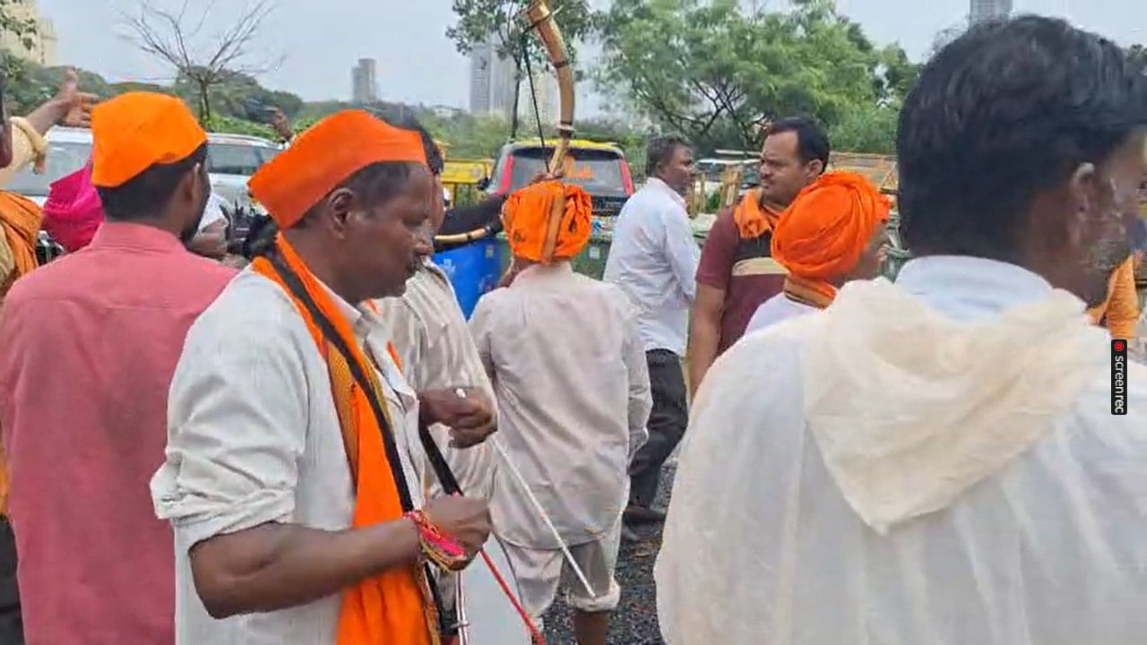 मनोज जरांगे पाटील यांनी मराठा समाजाला कुणबी प्रमाणपत्र देऊन आरक्षणाची मागणी केली आहे. यासाठी त्यांनी सरकारला एक महिन्याचा वेळ दिला होता. पण सरकारने ही मागणी पूर्ण न केल्याने जरांगे पाटील यांनी मुंबईत उपोषण सुरू केले आहे. त्यांच्या आंदोलनाला मराठा समाजातून मोठा पाठिंबा मिळत आहे.