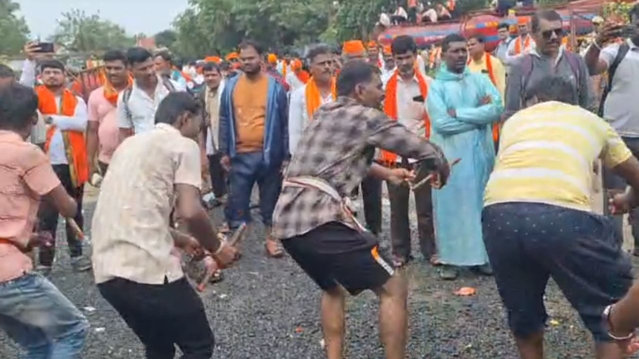 ज्यामुळे मुंबई लोकलमध्येही मराठा आरक्षणाचा आवाज ऐकू येत आहे. या आंदोलकांनी आपल्या भावना व्यक्त करताना सांगितले की, "उच्च शिक्षण घेऊनही आणि पदवीधर असूनही आम्हाला सरकारी नोकरी मिळत नाही, त्यामुळे शेती करावी लागत आहे. याच कारणामुळे आम्ही मुंबईत आंदोलन करत आहोत.