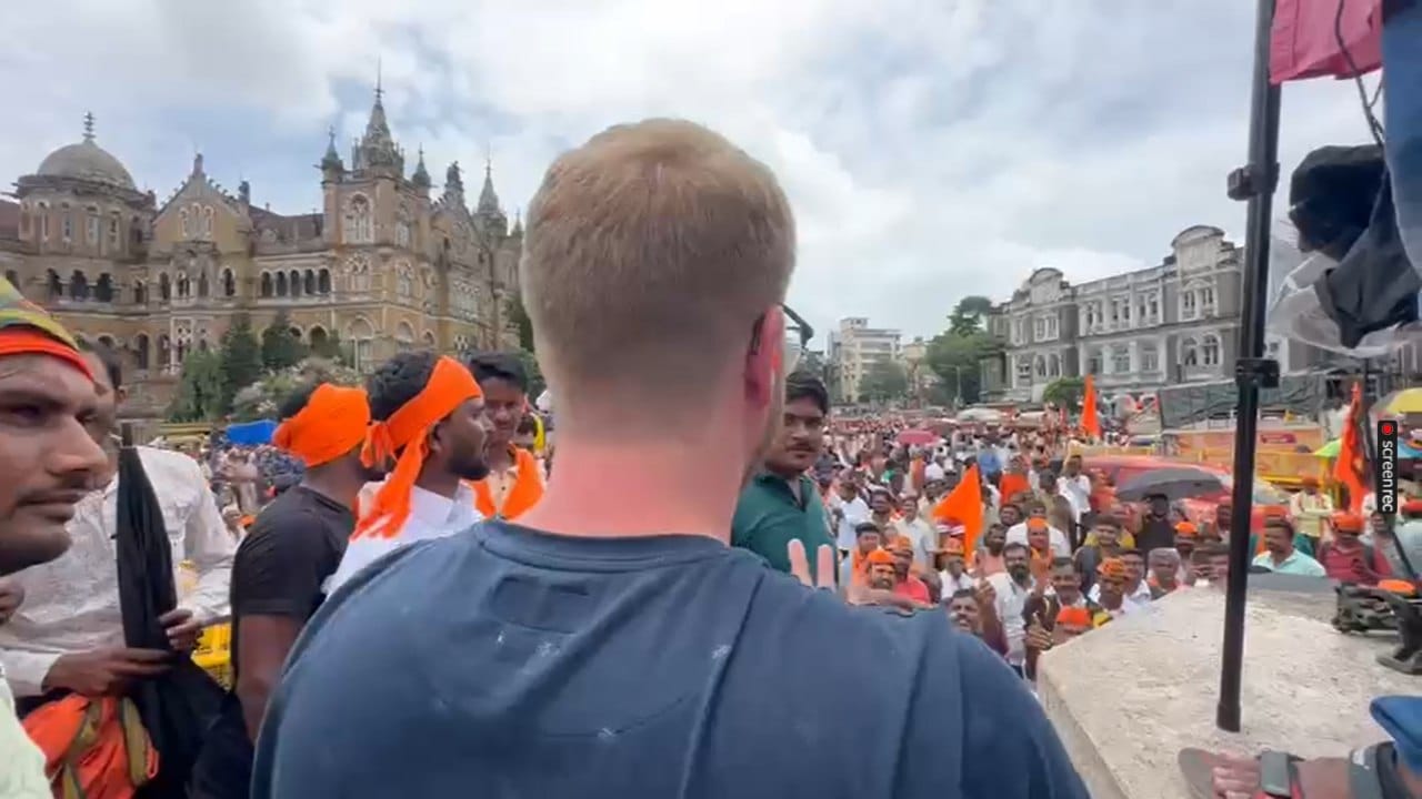 मनोज जरांगे पाटील यांच्या मराठा आरक्षण आंदोलनाला पाठिंबा देण्यासाठी मुंबईबाहेरून आलेल्या आंदोलकांना मुंबईतील वाशी, वाडी बंदर, शिवडी, माझगाव डॉक यांसारख्या विविध ठिकाणी थांबवण्यात आले आहे.