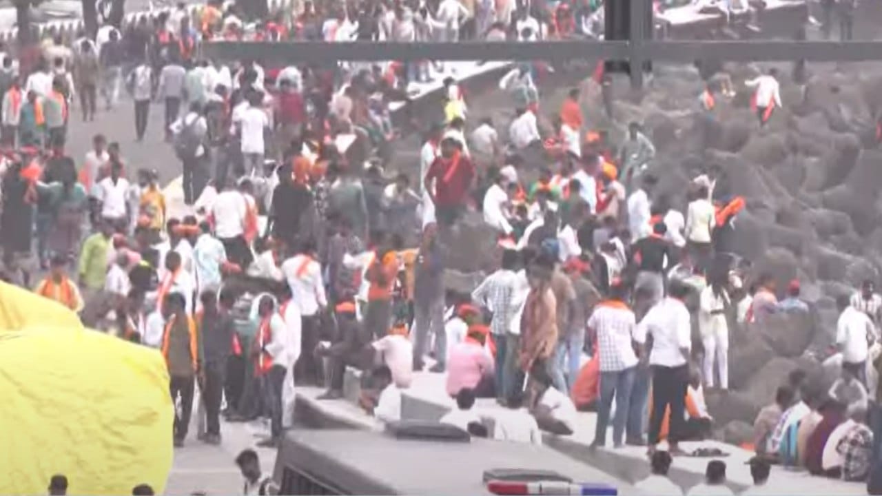 हे आंदोलक दररोज सकाळी मुंबई लोकलने छत्रपती शिवाजी महाराज टर्मिनस (CSMT) स्थानकावर येतात आणि तिथून आझाद मैदानाकडे जातात. प्रवासादरम्यानही हे आंदोलक 'एक मराठा लाख मराठा' अशा घोषणा देत आहेत.