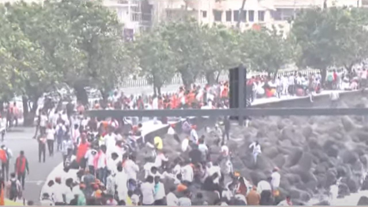 या आंदोलकांनी सीएसएमटी स्थानकावर गर्दी केल्यानंतर आता ते मरिन ड्राईव्ह भागात समुद्रकिनारी उतरले आहेत. हजारोंच्या संख्येने आंदोलक मुंबईत दाखल झाले आहेत.  पोलिसांसमोर कायदा व सुव्यवस्था राखण्याचे मोठे आव्हान उभे राहिले आहे.