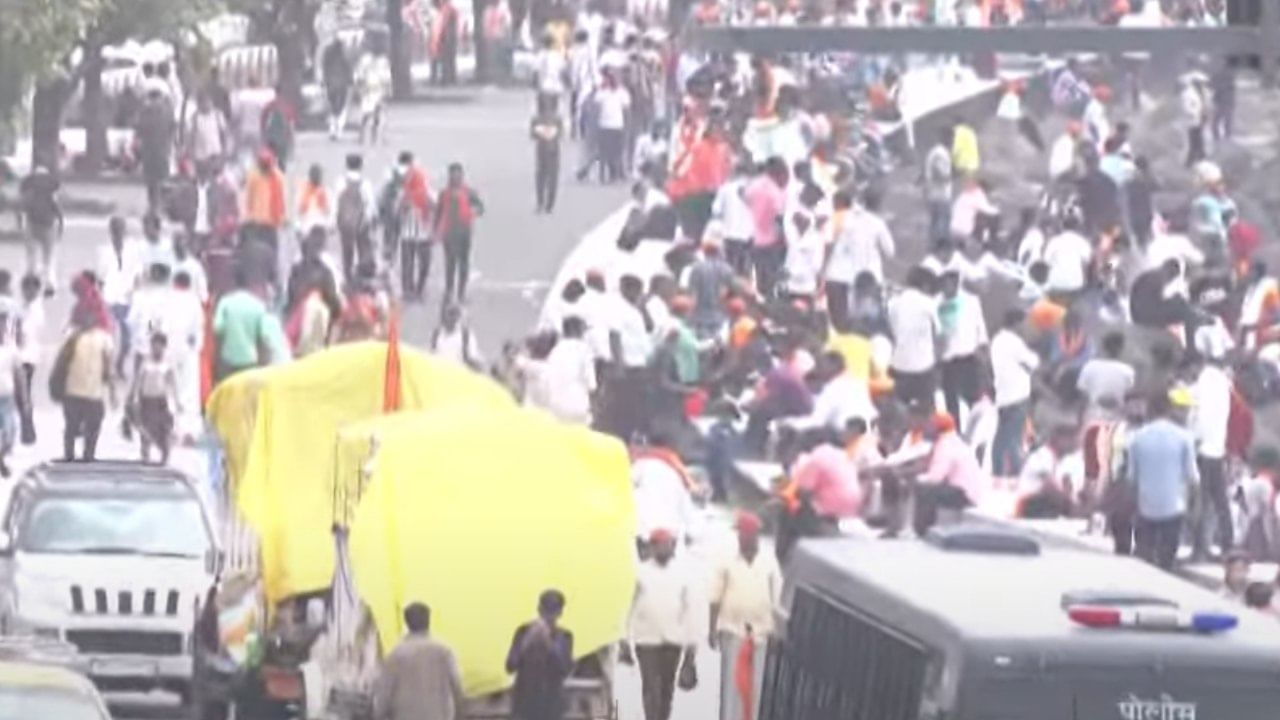 मराठा आरक्षणाला पाठिंबा देण्यासाठी राज्यभरातून हजारो मराठा आंदोलक मुंबईत दाखल झाले आहेत. गेल्या दोन दिवसांपासून आझाद मैदान, महापालिकेचे मुख्यालय आणि सीएसएमटी रेल्वे स्थानकावर मराठा बांधवांची मोठी गर्दी दिसून आली.