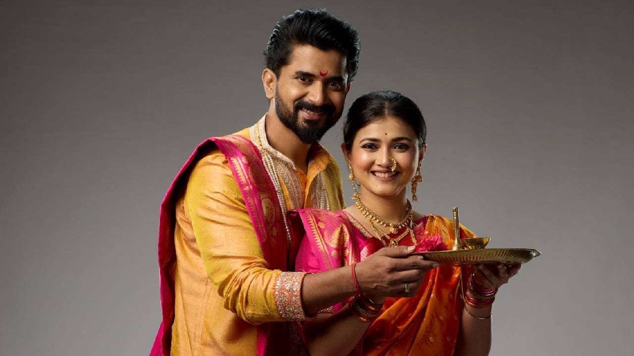 या गणपती विशेष कार्यक्रमाच्या सूत्रसंचालनाची जबाबदारी अभिनेते आदेश बांदेकर, 'लग्नानंतर होईलच प्रेम' मालिकेतील नंदिनी म्हणजेच मृणाल दुसानिस, 'येड लागलं प्रेमाचं' मालिकेतला राया म्हणजेच विशाल निकम आणि 'तू ही रे माझा मितवा' मालिकेतली ईश्वरी म्हणजेच शर्वरी जोग यांनी पार पाडली आहे. 
