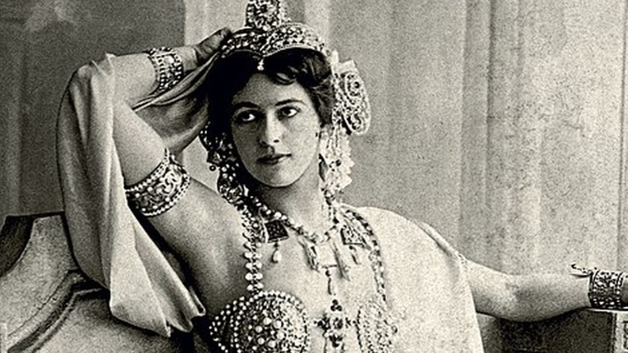 जगातील 5 सर्वात खरतनाक महिला गुप्तहेर, 'या' महिलेमुळे झाला होता 50 हजार सैनिकांचा मृत्यू जगातील 5 सर्वात खरतनाक महिला गुप्तहेर, 'या' महिलेमुळे झाला होता 50 हजार सैनिकांचा मृत्यू