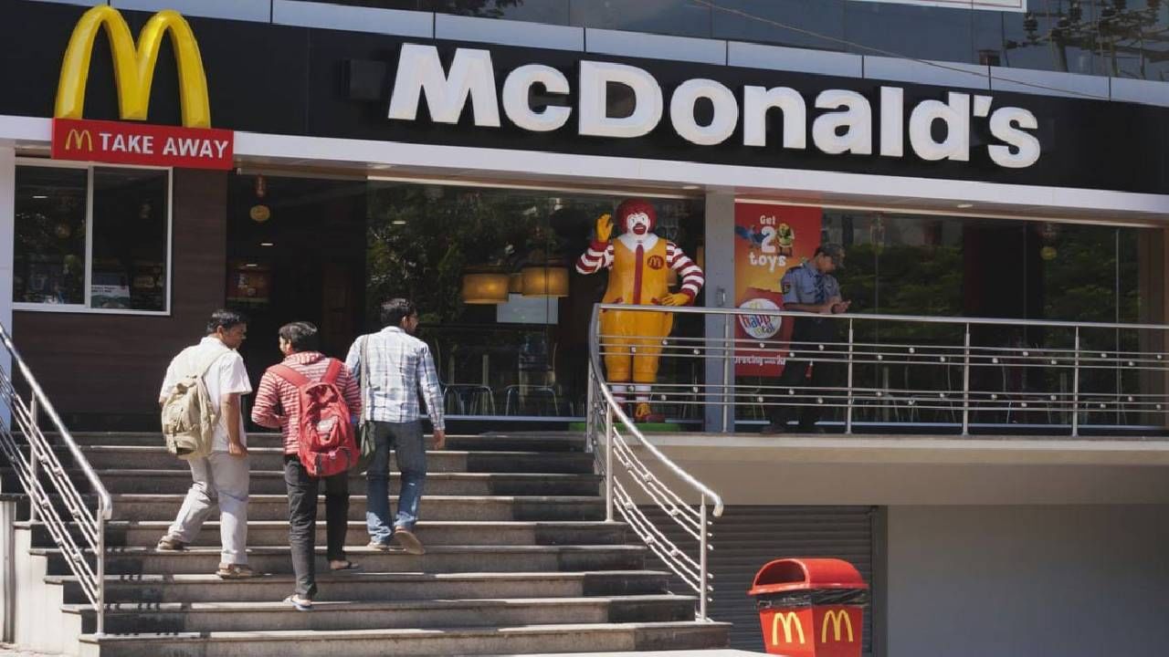 मॅकडोनाल्ड्स ही एक अमेरिकन कंपनी आहे. मॅकडोनाल्ड्स भारतातील जवळपास सर्व शहरांमध्ये पोहोचले आहे. ही कंपनी बर्गर, फ्रेंच फ्राईज, मॅकफ्लरी, कॉफी उत्पादनांसाठी प्रसिद्ध आहे. 