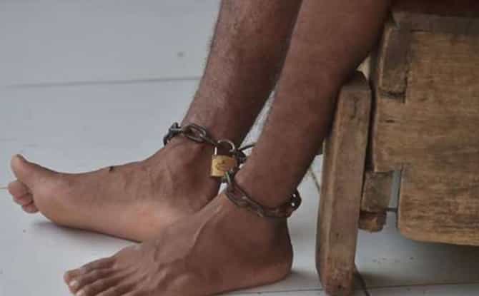 गाड्यांच्या काचा फोडतो, लहान मुलांना मारतो, म्हणून मनोरुग्ण मुलाला आईनेच शेतात बांधले