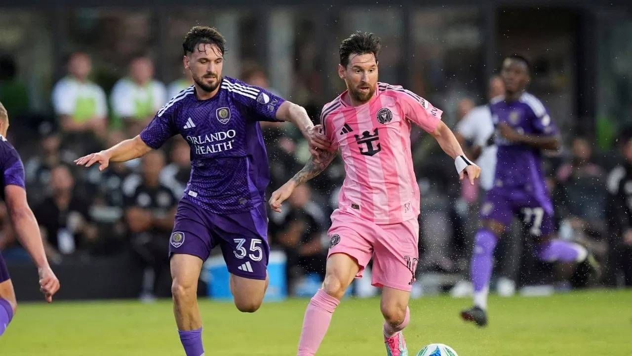 कोलकात्यानंतर पुढचा दौरा हा 13 डिसेंबर रोजी संध्याकाळी अहमदाबादला असेल. मेस्सी अदानी फाउंडेशनच्या एका खाजगी कार्यक्रमात सहभागी होईल. त्यानंतर 14 डिसेंबर रोजी मुंबईत येईल.दुपारी 3.45 वाजता सीसीआय ब्रेबॉर्न येथे 'मीट अँड ग्रीट' आणि सायंकाळी 5.30 वाजता वानखेडे स्टेडियमवर 'गोट कप' आणि संगीत कार्यक्रम होईल. (फोटो- पीटीआय)