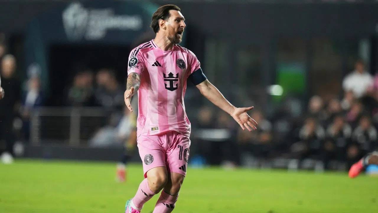 ईडन गार्डन्स किंवा सॉल्ट लेक स्टेडियमवर आयोजित 'GOAT कॉन्सर्ट' आणि 'GOAT कप'चं आयोजन केलं जाईल. मेस्सी सात खेळाडूंच्या संघासह सॉफ्ट टच सामना खेळेल. या सामन्यात सौरव गांगुली, लिएंडर पेस, जॉन अब्राहम आणि बायचुंग भुतियासारखे दिग्गज देखील सहभागी होतील. हा सामना पाहण्याची इच्छा असेल तर त्याची तिकिटाची किंमत 3500 रुपये आहे. (फोटो- पीटीआय)