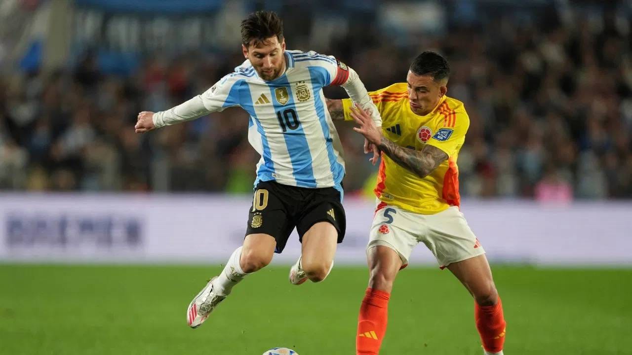 मेस्सी 12 डिसेंबरच्या रात्री कोलकात्याला पोहोचणार आहे. 13 डिसेंबरला मीट अँड ग्रीट कार्यक्रमात सहभागी होईल. हा फूड आणि टी फेस्टिव आहे. यात बंगाली खाद्यपदार्थ असतील. तसेच आसामचा चहा आणि अर्जेंटिनाचा मेट चहाचं मिश्रण असेल. (फोटो- पीटीआय)