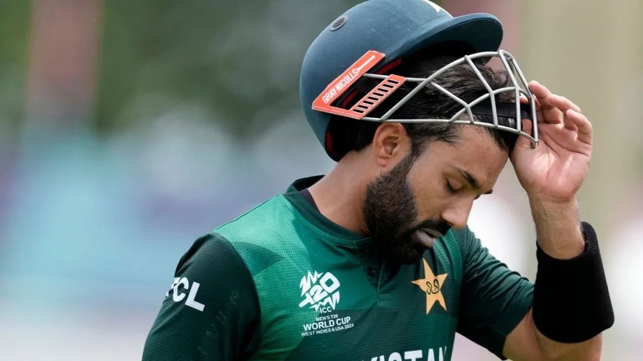 बाबर आझम प्रमाणे मोहम्मद रिझवान हा देखील टी 20i संघातून बाहेर आहे. रिपोर्ट्सनुसार, रिझवानला एकदिवसीय आणि कसोटी क्रिकेटवर लक्ष केंद्रीत करण्याचा सल्ला देण्यात आला आहे. त्यामुळे रिझवानला या स्पर्धेत संधी मिळण्याची शक्यता कमी आहे. (Photo Credit : PTI)