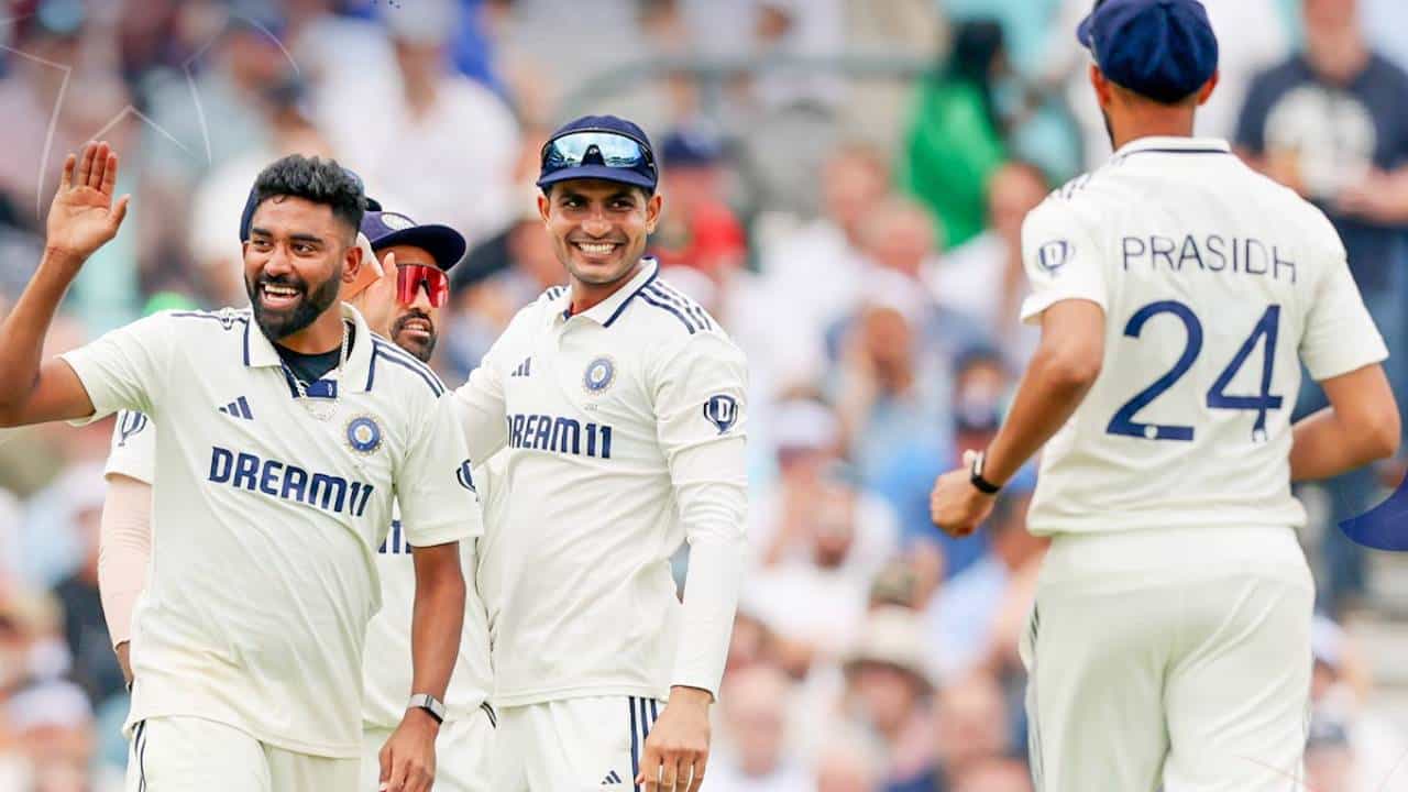 ओव्हल कसोटी सामन्यातील पहिल्या डावात इंग्लंडचा संघ 247 धावांवर सर्वबाद झाले. पहिल्या डावात इंग्लंडकडे 23 धावांची आघाडी आहे. त्यामुळे दुसऱ्याच दिवशी अशी स्थिती असल्याने सामन्याचा निकाल लागणार हे स्पष्ट झालं आहे. (Photo- BCCI Twitter)