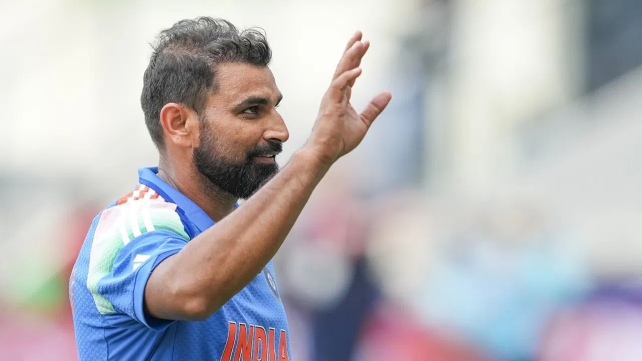 भारताचा वेगवान गोलंदाज मोहम्मद शमी आशिया कप स्पर्धेसाठी उपलब्ध असणार की नाही? हा प्रश्न आहे. शमीची फिटनेसमुळे इंग्लंड दौऱ्यात निवड करण्यात आली नव्हती. त्यामुळे आशिया कपमध्ये शमी असणार की नाही? हे येत्या काही दिवसात स्पष्ट होईल. (Photo Credit : PTI)