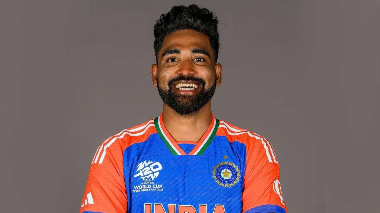 टी20 विश्वचषक विजेत्या संघाचा भाग असलेल्या मोहम्मद सिराजची आगामी आशिया कपसाठी निवड झालेली नाही. इंग्लंडविरुद्धच्या कसोटी मालिकेत चमकदार कामगिरी करणाऱ्या सिराजला विश्रांती देण्यासाठी टी20 संघातून वगळण्यात आले आहे.