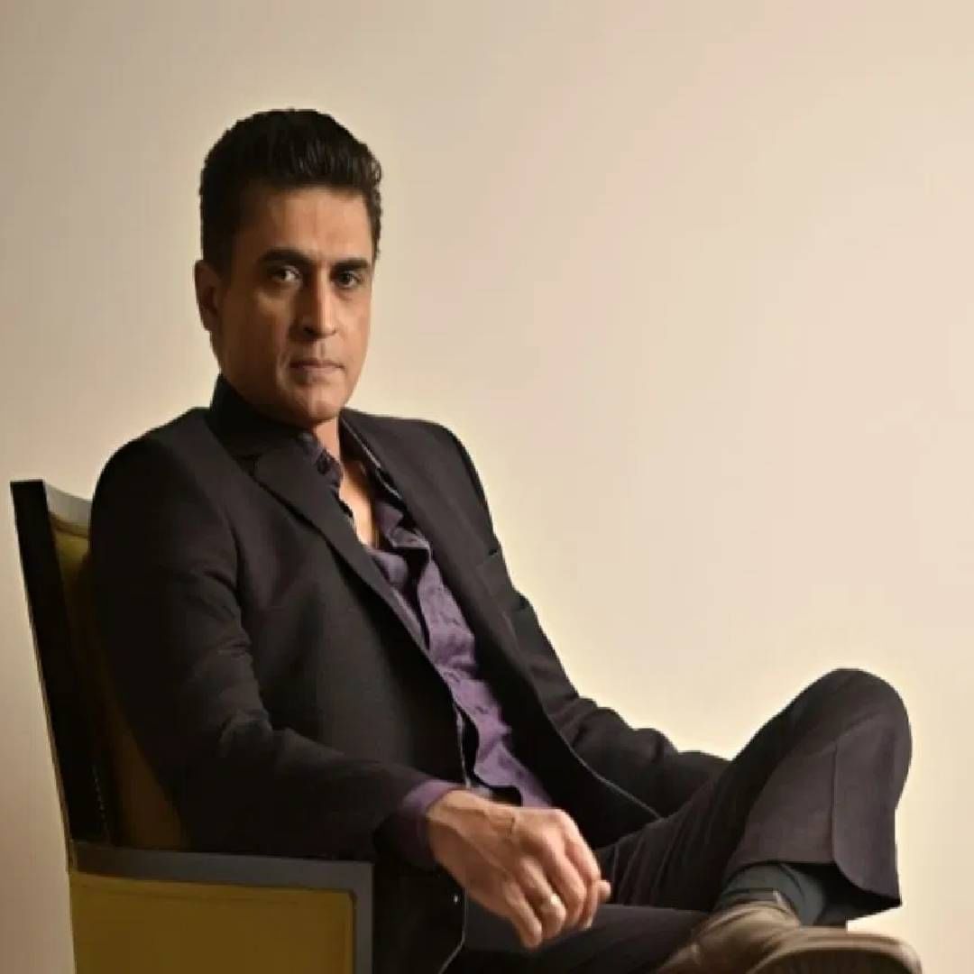 मोहनीशने वर्ष 1983 साली 'बेकरार' चित्रपटातून अभिनयाची सुरुवात केली. पण हा चित्रपट बॉक्स ऑफिसवर विशेष कमाल दाखवू शकला नाही. त्यानंतर 1984 साली आलेल्या 'पुराना मंदिर' सारख्या बी-ग्रेड हॉरर चित्रपटाने मोहनीश बहलला ओळख मिळवून दिली. 