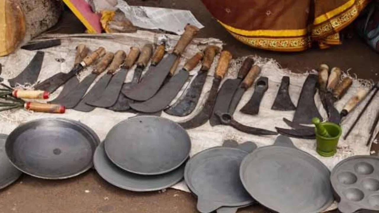 सोमवारी लोखंडाशी निगडीत वस्तू खरेदी करू नये. कारण सोमवार हा चंद्राशी निगडीत वार आहे. लोखंड हे शनिशी संबंध ठेवते.  चंद्र आणि शनि यांच्यामुळे विष योग तयार होतो. त्यामुळे सोमवारी लोखंड खरेदी करू नये. (सर्व फोटो- टीव्ही नेटवर्क/हिंदी)