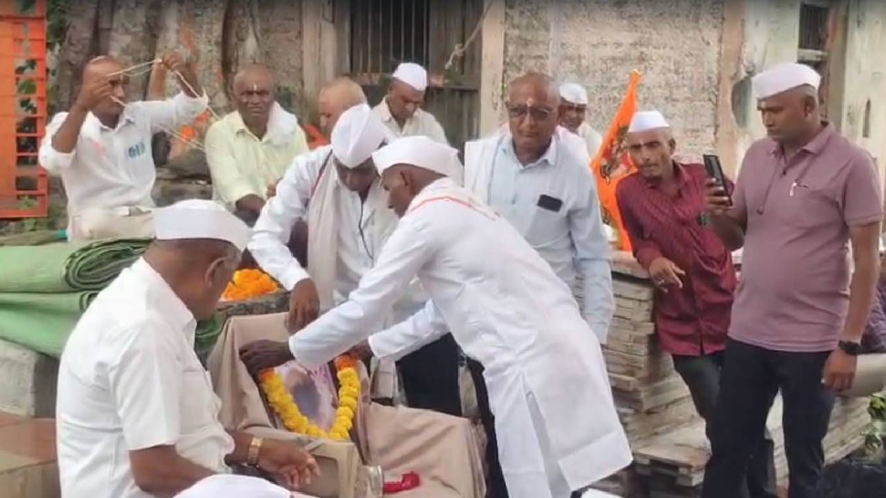 धुळ्यातील शिरपूर तालुक्यातील बाळदे गावात 23 ऑगस्ट रोजी भटक्या कुत्र्यांनी वानरावर हल्ला केला. या हल्ल्यात गंभीर जखमी झालेल्या वानराचा मृत्यू झाला. गावकऱ्यांनी वानराच्या पार्थिवार अंत्यसंस्कार करत पाच दिवस दुखवटा पाळला आहे. 
