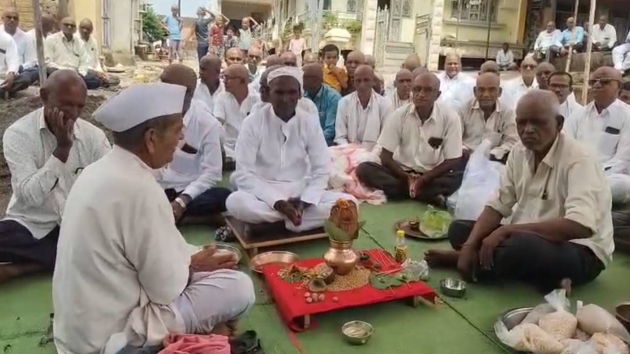 भावूक गावकऱ्यांनी वानराच्या पार्थिवावर अंत्यसंस्कार करत त्याला अखेरचा निरोप दिला. अंत्यसंस्कारावेळी संपूर्ण गाव शोकाकूल झालं होतं. इतकंच नव्हे तर, गावकऱ्यांनी पाच दिवसांचा दुखवटाही जाहीर केला आहे. 
