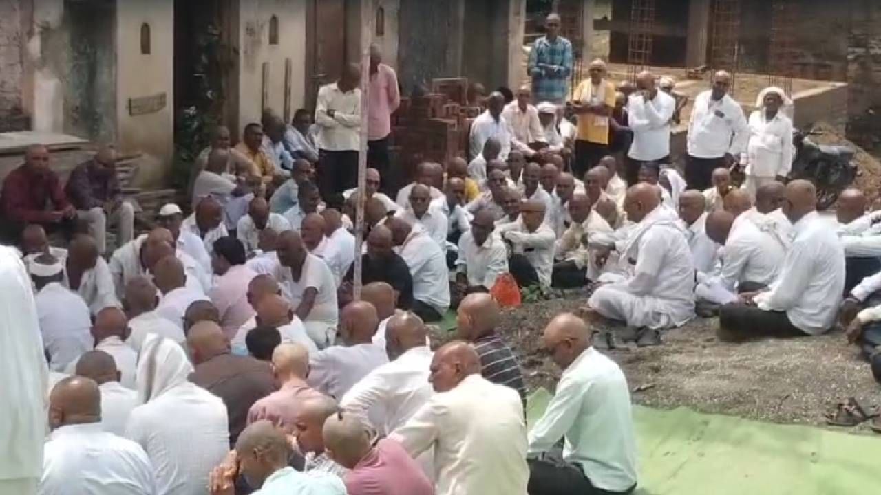 भटक्या कुत्र्यांच्या हल्ल्यात जखमी झालेला वानर जंगलात पळून गेला आणि उपचार न मिळाल्याने त्याचा मृत्यू झाला. राजेंद्र पाटील यांना तो वानर मृतावस्थेत आढळून आल्यानंतर त्यांनी ही बाब गावकऱ्यांना सांगितली. 
