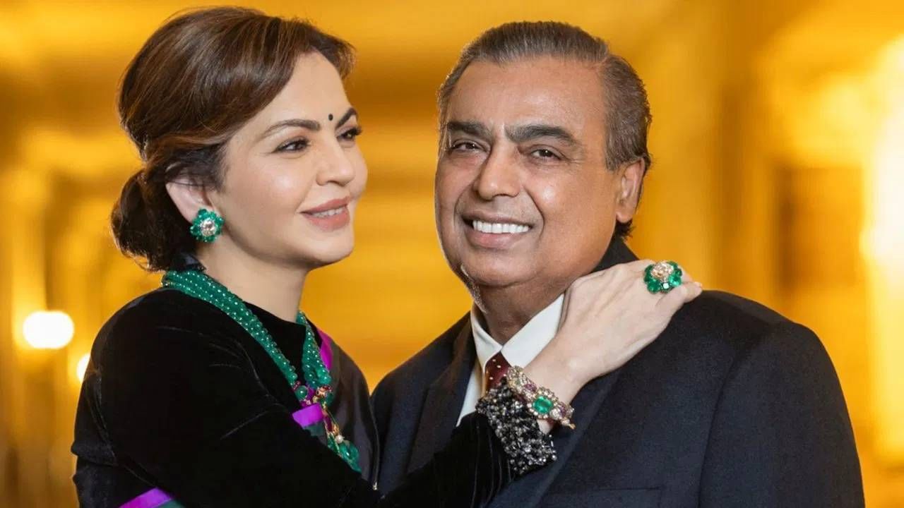 रिलायन्स इंडस्ट्रीजच्या कार्यकारी संचालकांपैकी निखिल आर. मेसवानी आणि हितल आर. मेसवानी यांना FY25 मध्ये ₹25 कोटी मिळाले, ज्यामध्ये पगार, भत्ते आणि कमिशन यांचा समावेश आहे. तर पी.एम.एस. प्रसाद यांना ₹19.96 कोटींचे पेमेंट करण्यात आले. नीता अंबानी, ज्या ऑगस्ट 2023 मध्ये बोर्डमधून बाहेर पडल्या, त्यांना FY24 मध्ये ₹99 लाखांचे मानधन मिळाले होते. FY25 मध्ये त्यांचे नाव यादीत नाही.