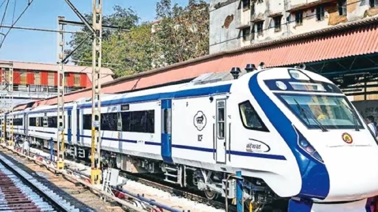  नांदेड मुंबई वंदेभारत एक्सप्रेस 26 ऑगस्टपासून सुरू होतंय. छत्रपती शिवाजी महाराज टर्मिनसवरून ही गाडी दुपारी 1.10 ला निघणार आहे आणि नांदेडला रात्री 10.50 ला पोहचेल. 